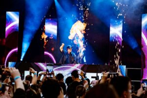 Holseek qui met le feu devant le public de l'Electro Pool Party