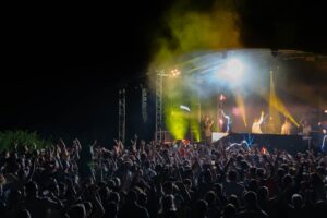 La fosse noir de monde devant la scène de l'Electro Pool Party