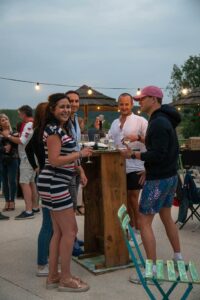 Nos festivaliers VIP profitant de l'Electro Pool Party au bord de la piscine