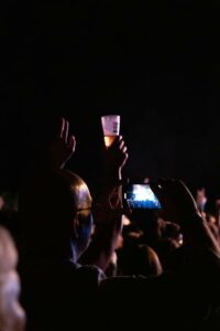 Verre bien haut et live a immortalisé pour ces spectateurs de l'Electro Pool Party !
